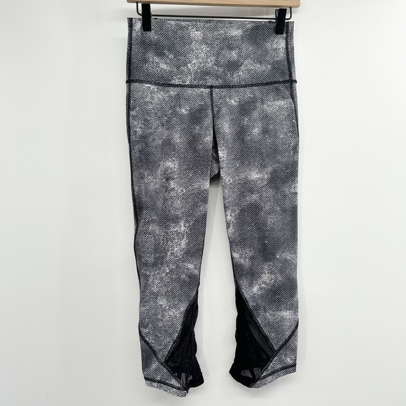 Lululemon Essential Rhythm Crop (Full-On Luxtreme) in White Black Size 8 - Picture 2 of 11